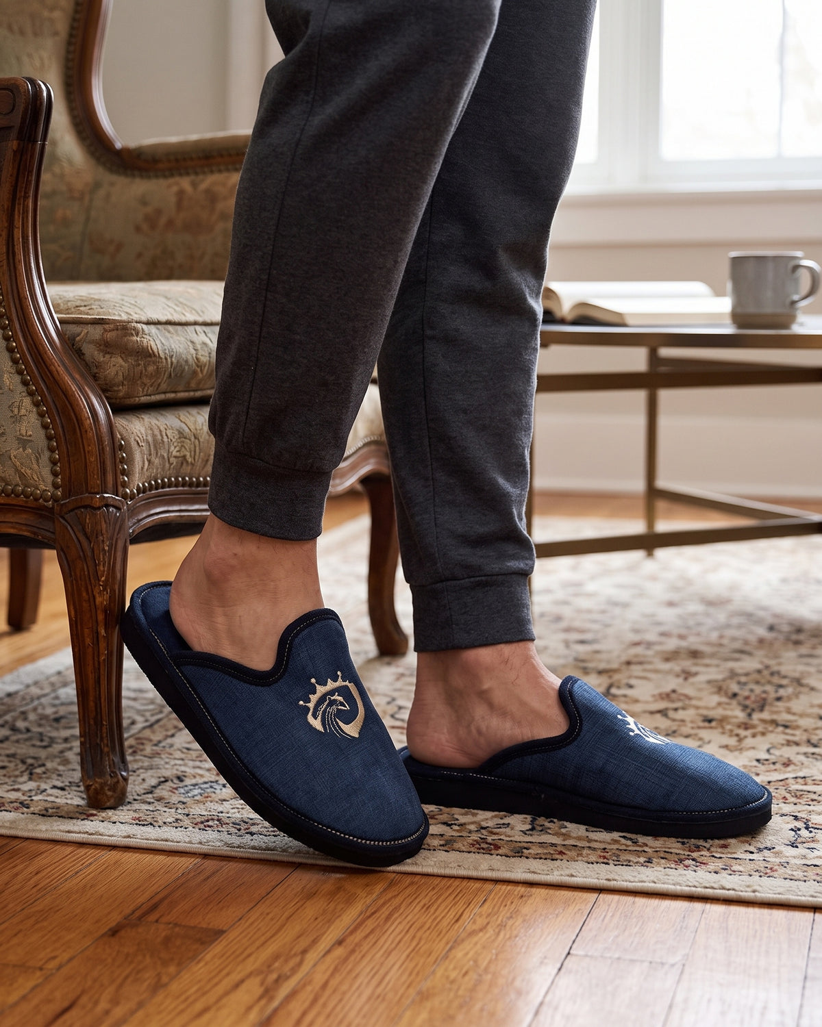 Lifestyle sin rostros — Zapatillas de Casa para Hombre Destalonadas con Bordado – Azul marino