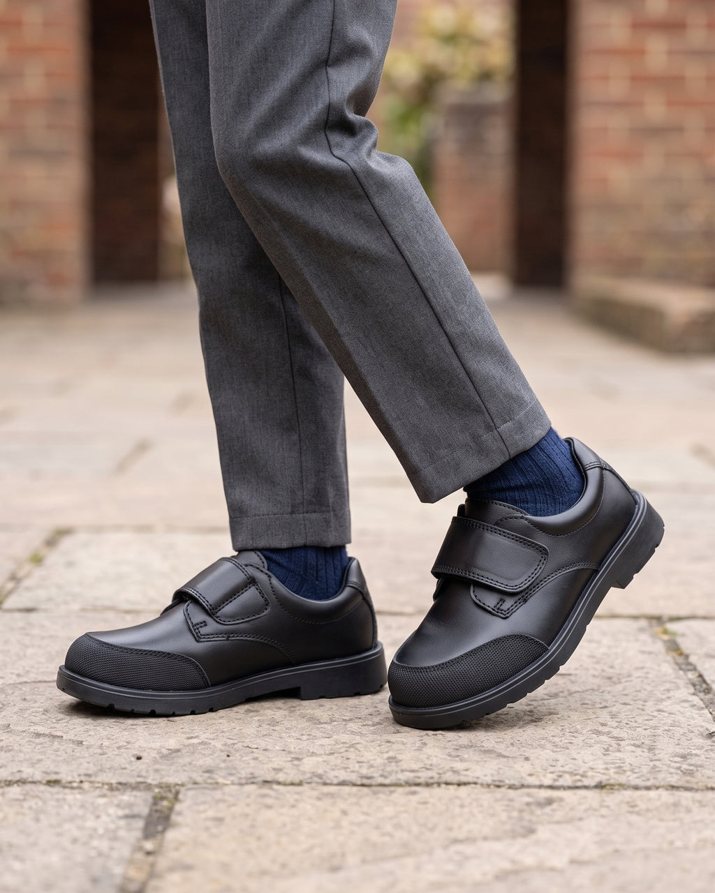 Lifestyle sin rostros — Zapatos Colegiales de Niño de Piel – Negro