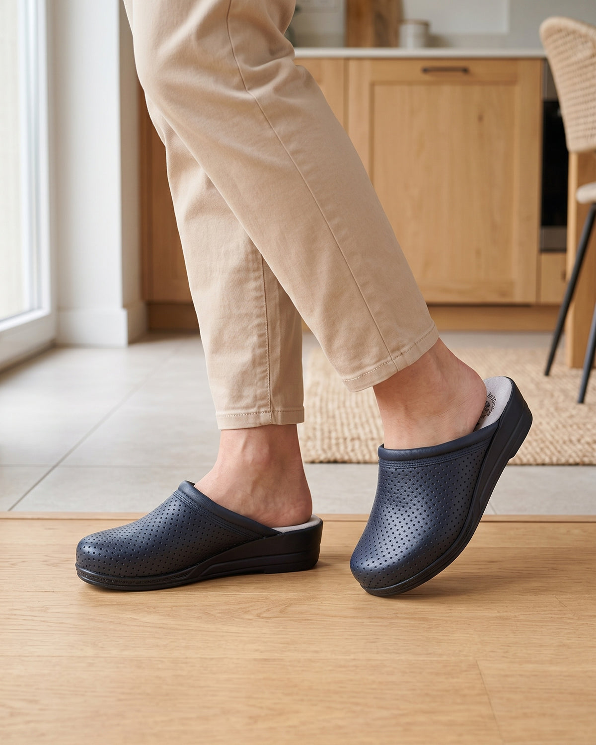 Lifestyle sin rostros — Zuecos Sanitarios de Piel Perforada con Cuña – Azul