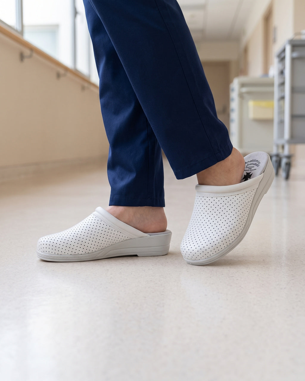 Lifestyle sin rostros — Zuecos Sanitarios de Piel Perforada con Cuña – Blanco
