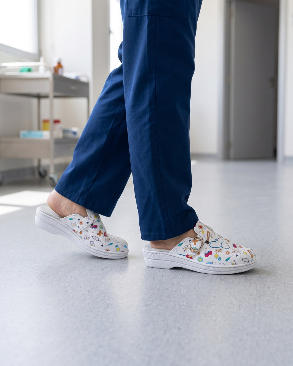 Lifestyle sin rostros — Zuecos Sanitarios de Piel sin Cierres – Blanco