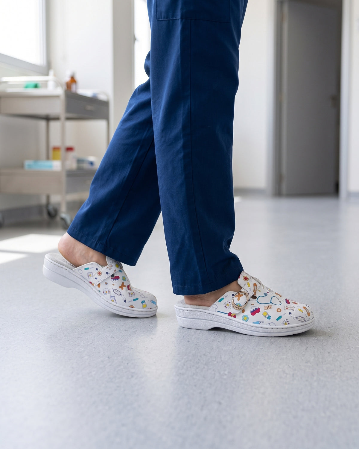 Lifestyle sin rostros — Zuecos Sanitarios de Piel sin Cierres – Blanco
